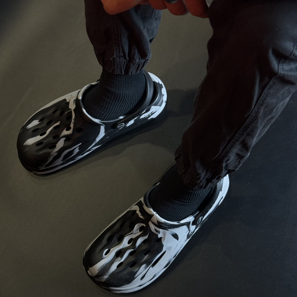 Lightweight men’s slides with comfortable support and fiery edge